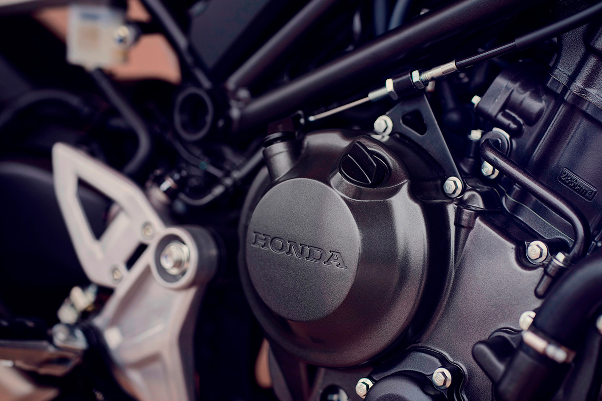 El motor de la Honda CB300R rendirá más que nunca en 2022 gracias a su nuevo embrague asistido antirrebote