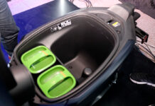 El nuevo scooter eléctrico de Yamaha, el Yamaha EMF, cuenta con dos baterías Gogoro intercambiables bajo el asiento