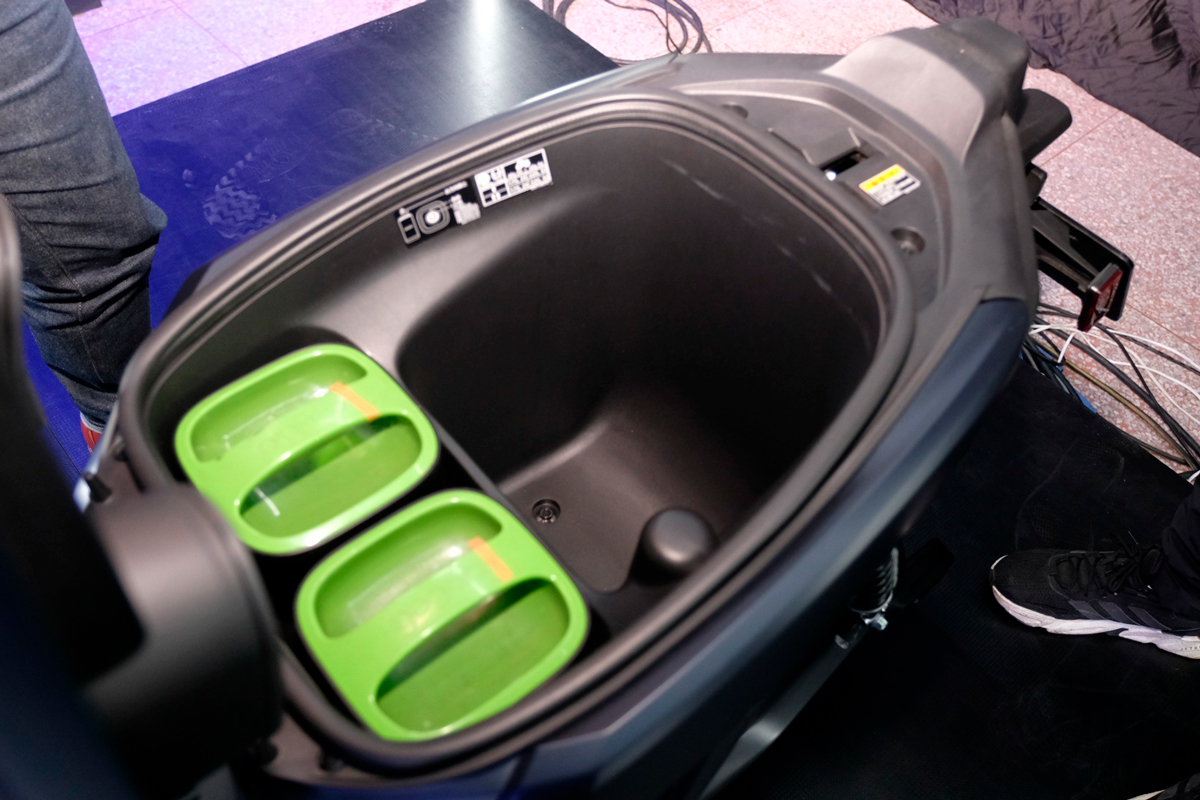 El nuevo scooter eléctrico de Yamaha, el Yamaha EMF, cuenta con dos baterías Gogoro intercambiables bajo el asiento