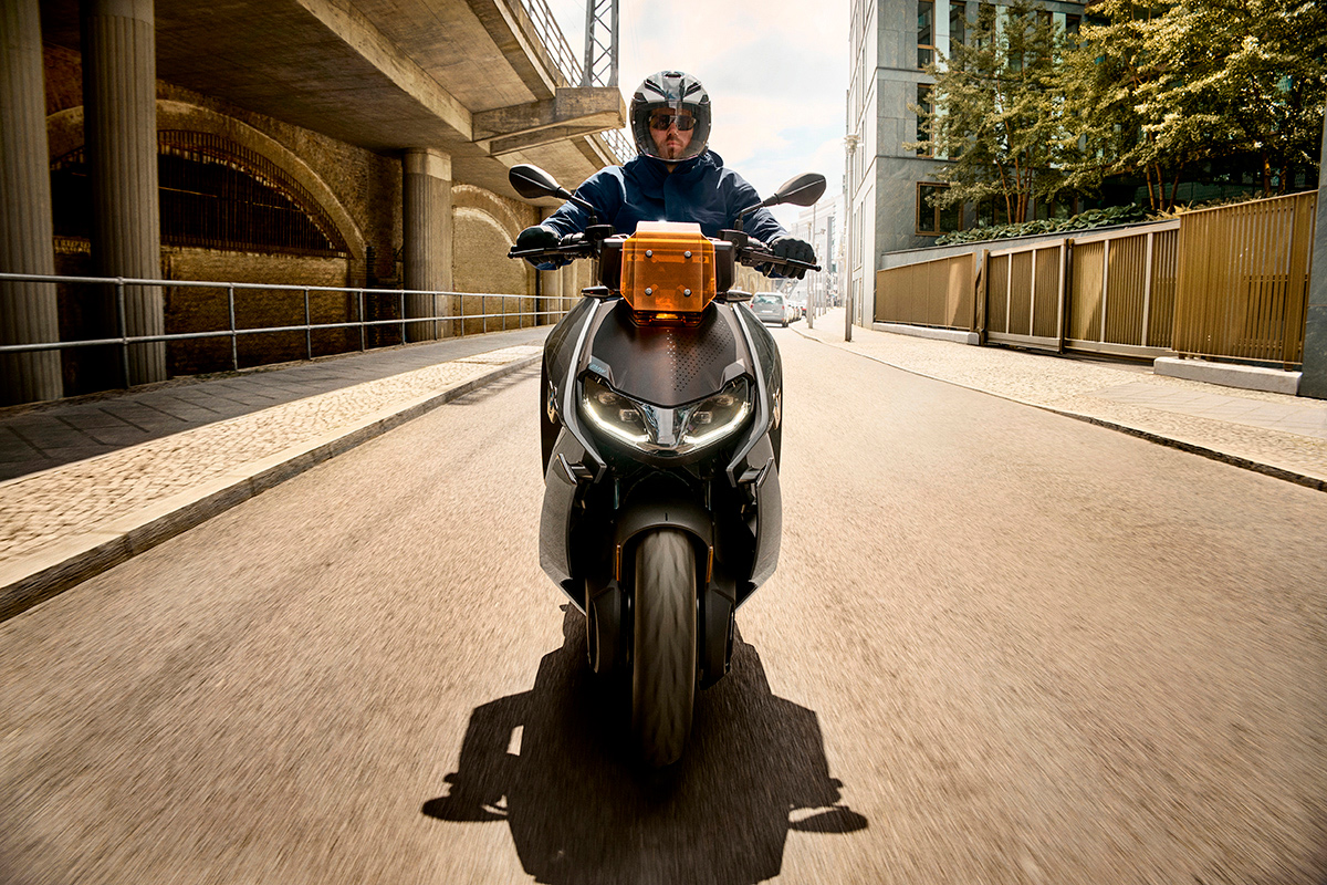 Por delante, el BMW CE 04 parece un scooter normal