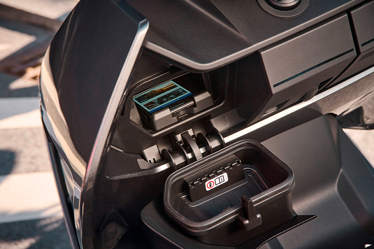 El BMW CE 04 tiene un hueco para albergar el móvil sin que se mueva