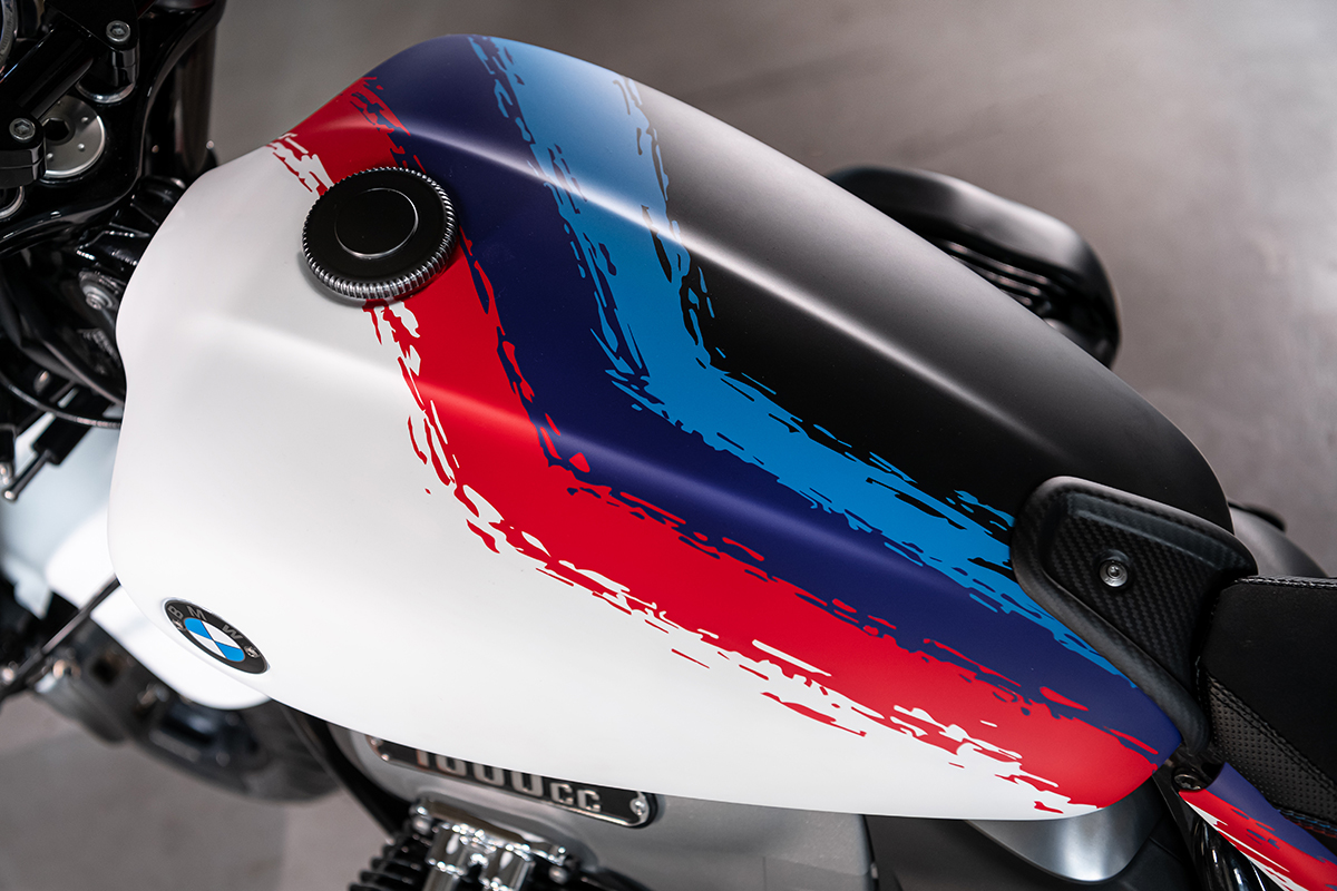 El depósito de la BMW R 18 M con los colores de BMW Motorsport cruzándolo