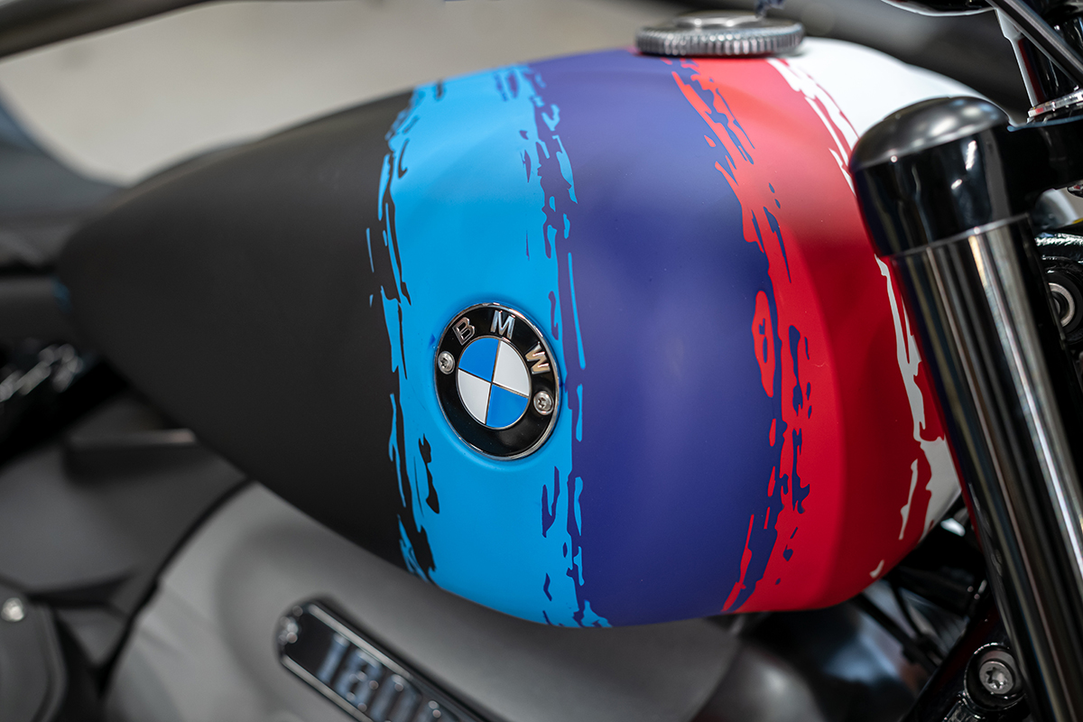 La BMW R 18 M está pintada con los colores de BMW Motorsport encima de una base bicolor en negro y blanco