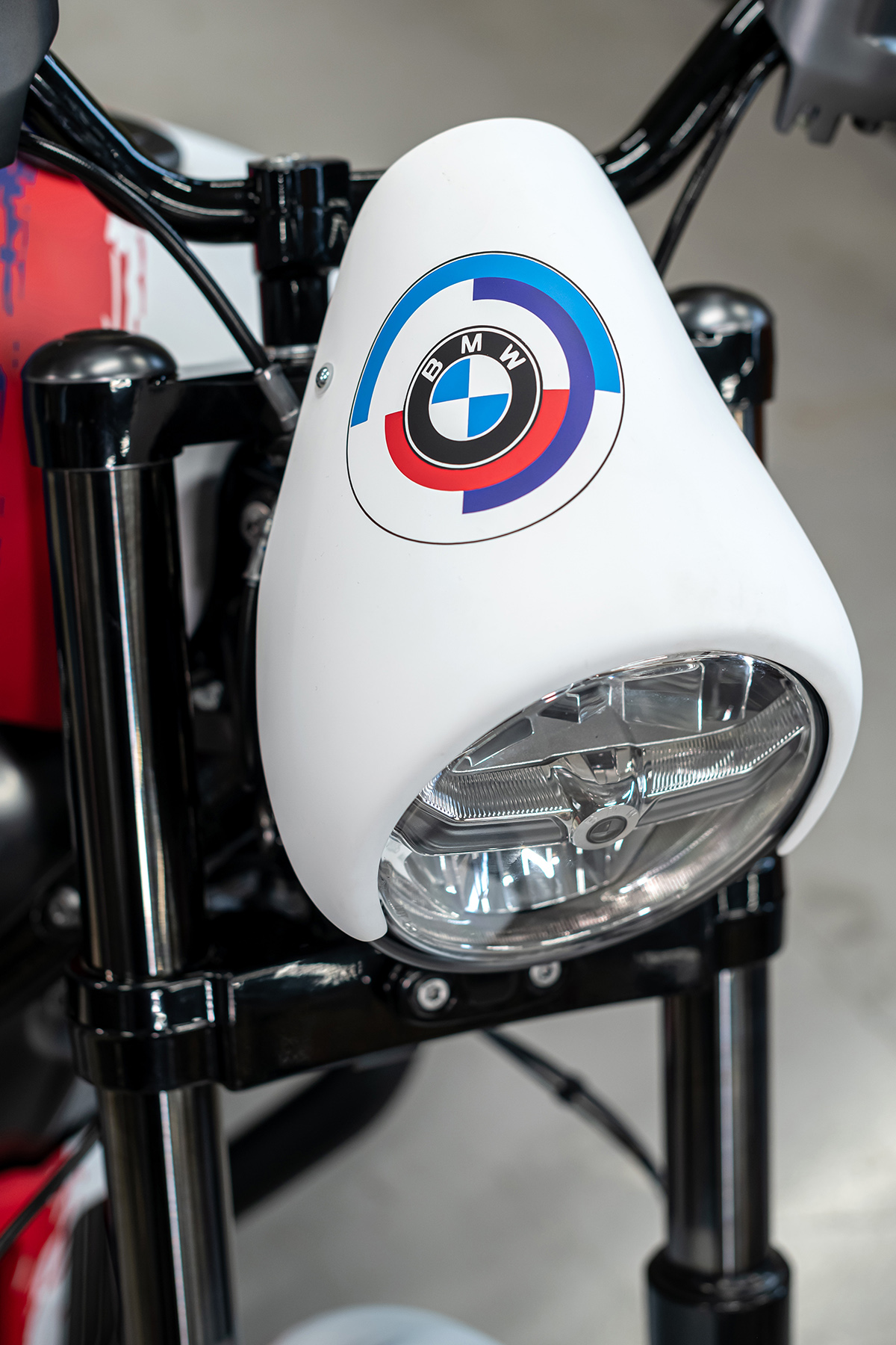 La calidad de los detalles de esta BMW R 18 M customizada es increíble