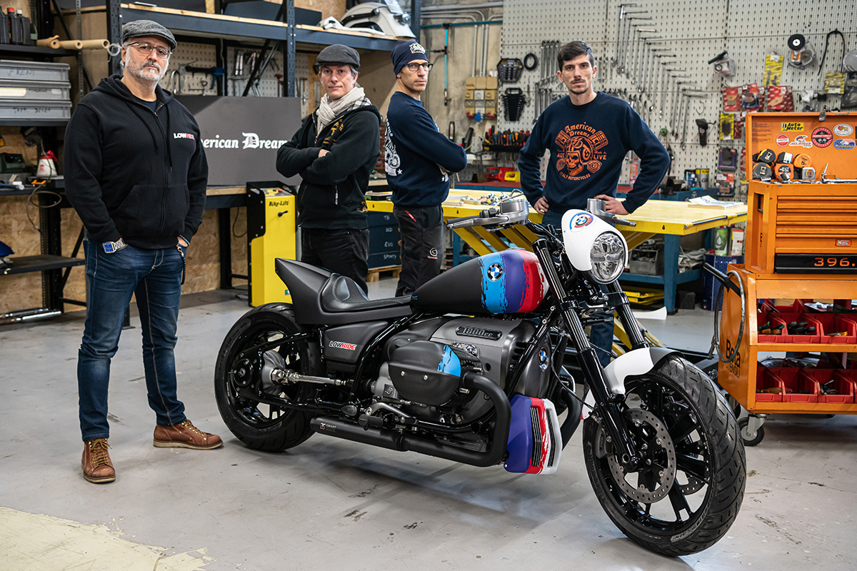 El equipo de Low Ride posa con su última creación, la BMW R 18 M
