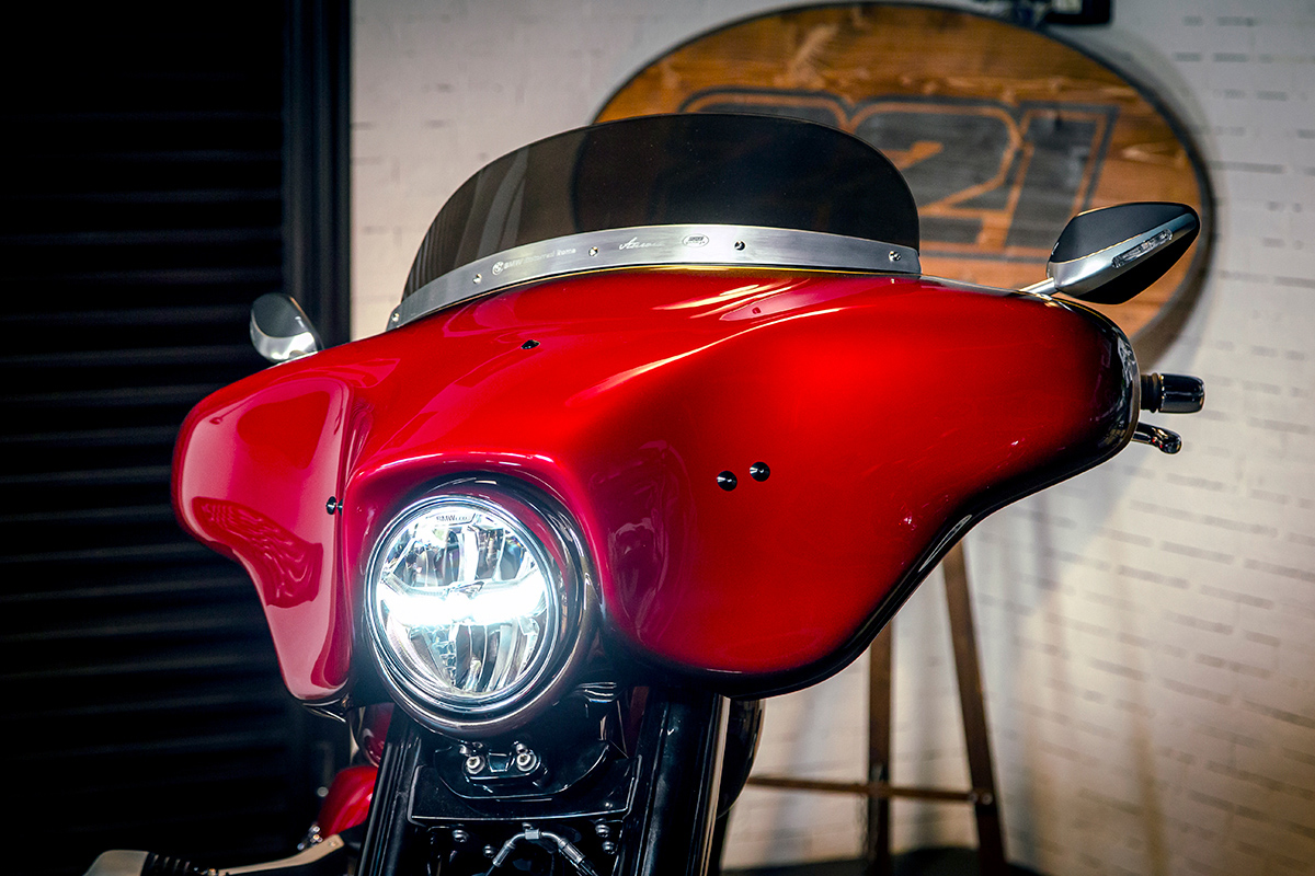 La BMW R 18 Aurora customizada por Garage 221 luce un color rojo intenso