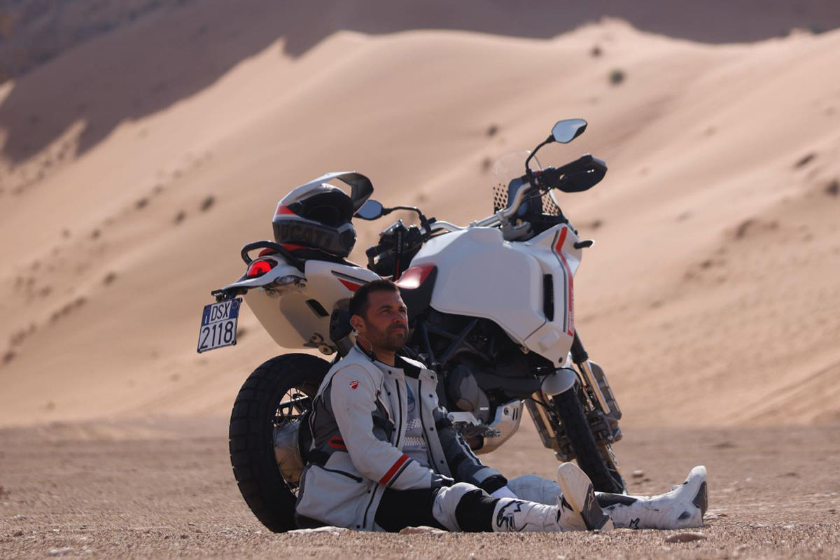 Antoine Meo descansando a la sombra de la Ducati Desert X