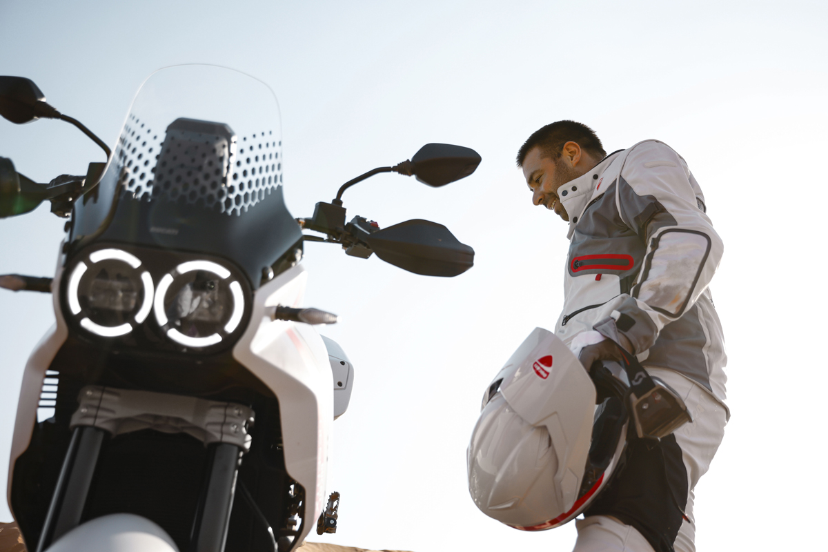¡Vuelta al tajo! Antoine Meo listo para exprimir a fondo la Ducati Desert X