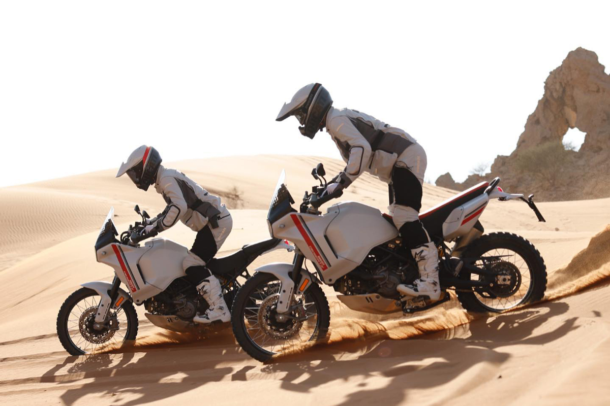 La Ducati Desert X "flota sobre la arena", según nos confiesa su probador Antoine Meo