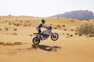 Probando la Ducati Desert X sobre la arena, su potencia nos permite hasta hacer caballitos