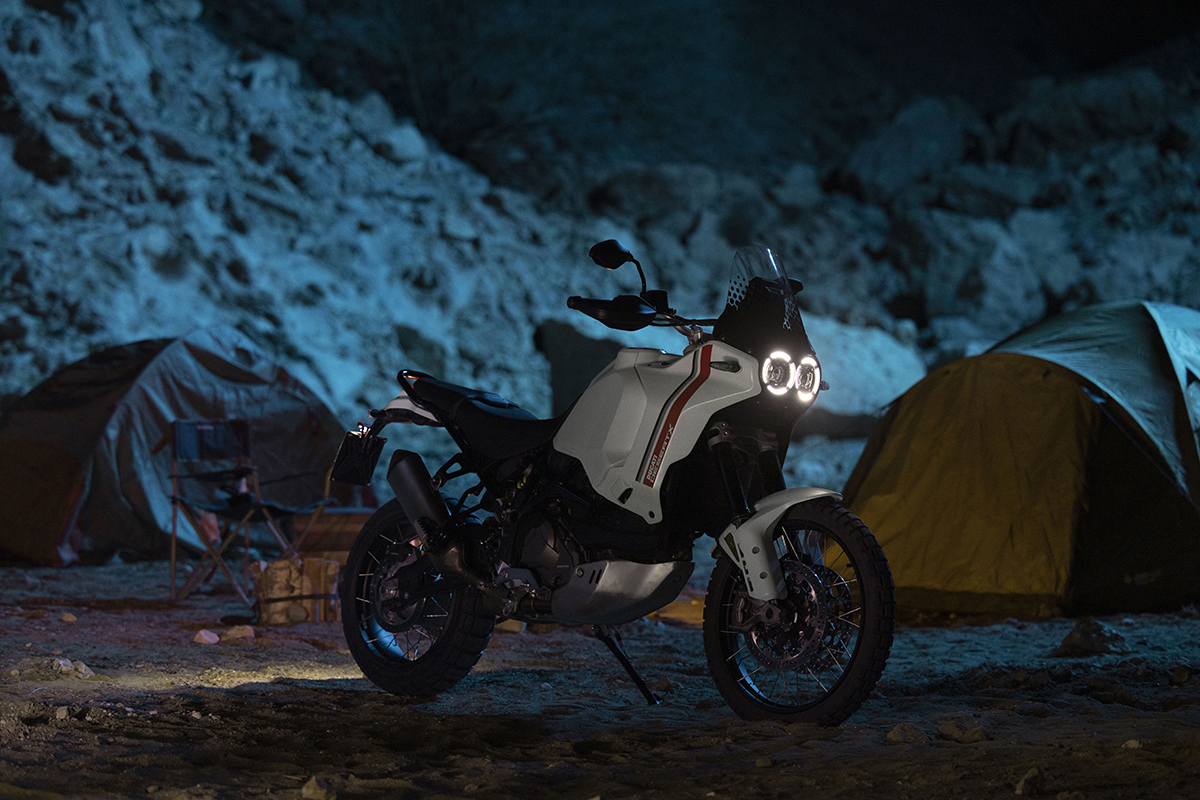 La Ducati Desert X descansando tras una agotadora jornada de pruebas