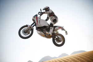 ¿Saltar sobre las dunas con una moto de 223 kilos? La Ducati Desert X lo hace posible