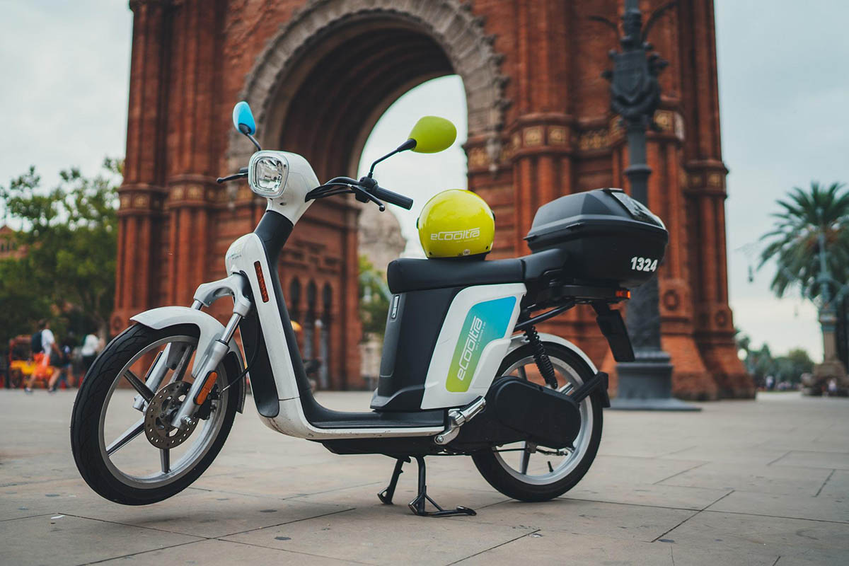 Barcelona prepara una nueva regulación para las motos compartidas
