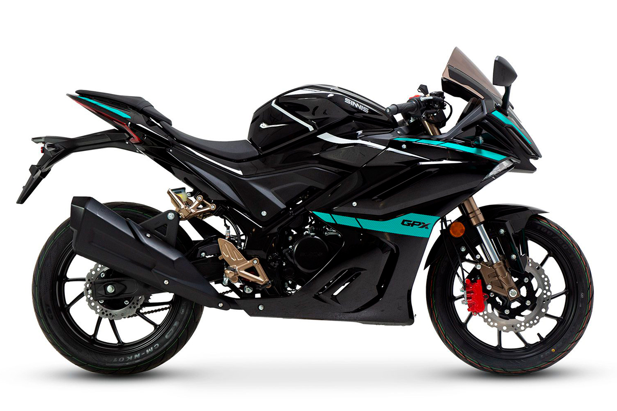 La nueva Sinnis GPX 125 en color negro con bandas verdes