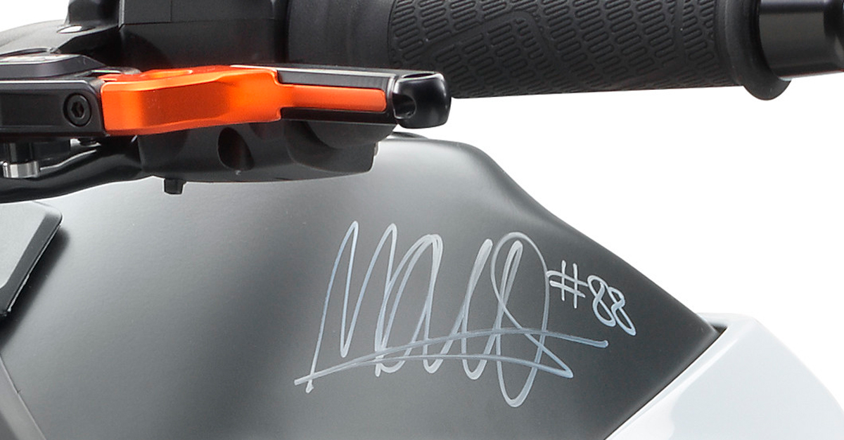 Miguel Oliveira dejó su firma a ambos lados del depósito en esta KTM 890 R a subasta