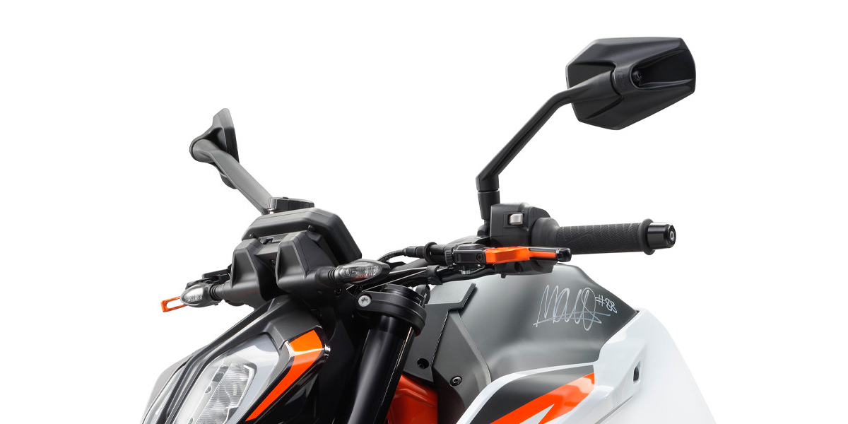 La puja por esta KTM 890 R firmada por Miguel Oliveira ya va por 12.000 euros y subiendo