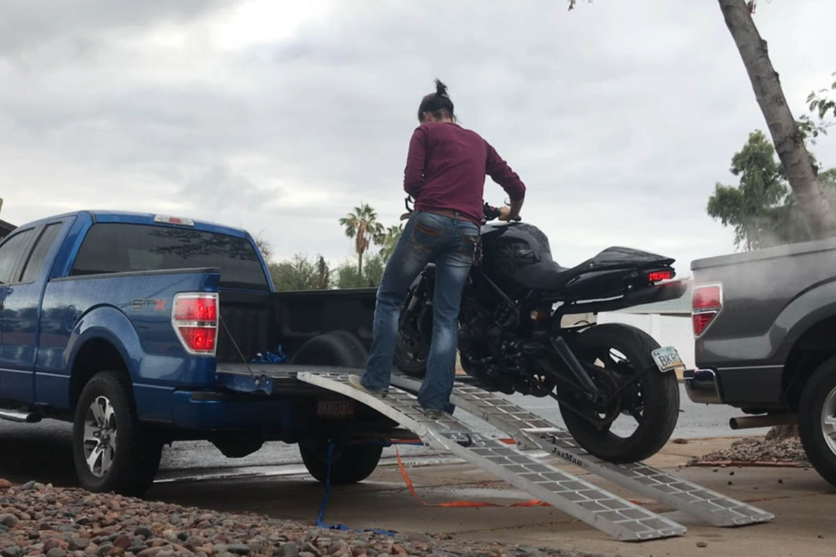 ¿Cómo cargar la moto sólo, sin esfuerzo y de manera segura?