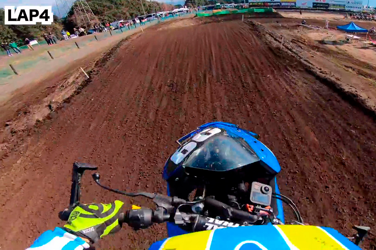 Hacer motocross con una deportiva, ¿qué podría salir mal?