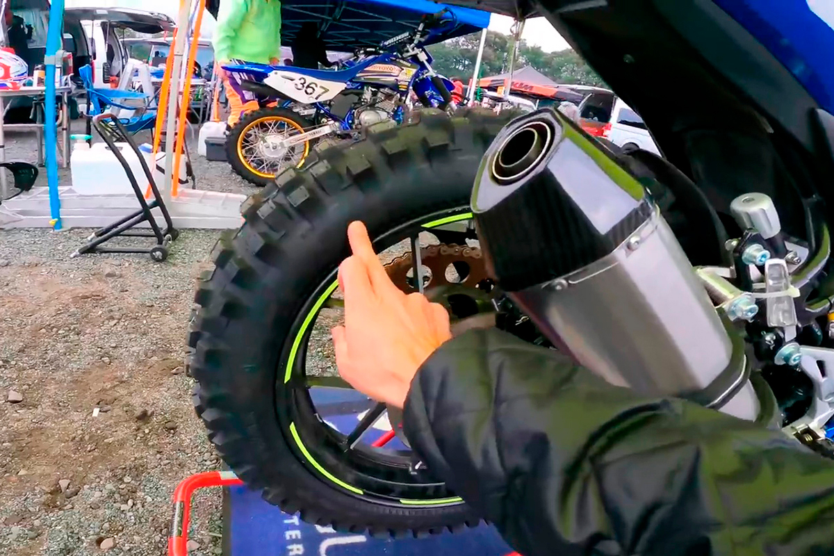 La moto calzaba unas ruedas de tacos para maniobrar mejor sobre el barro