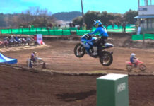 Nuestro protagonista se atrevió a saltar con su moto deportiva modificada en esta carrera de motocross