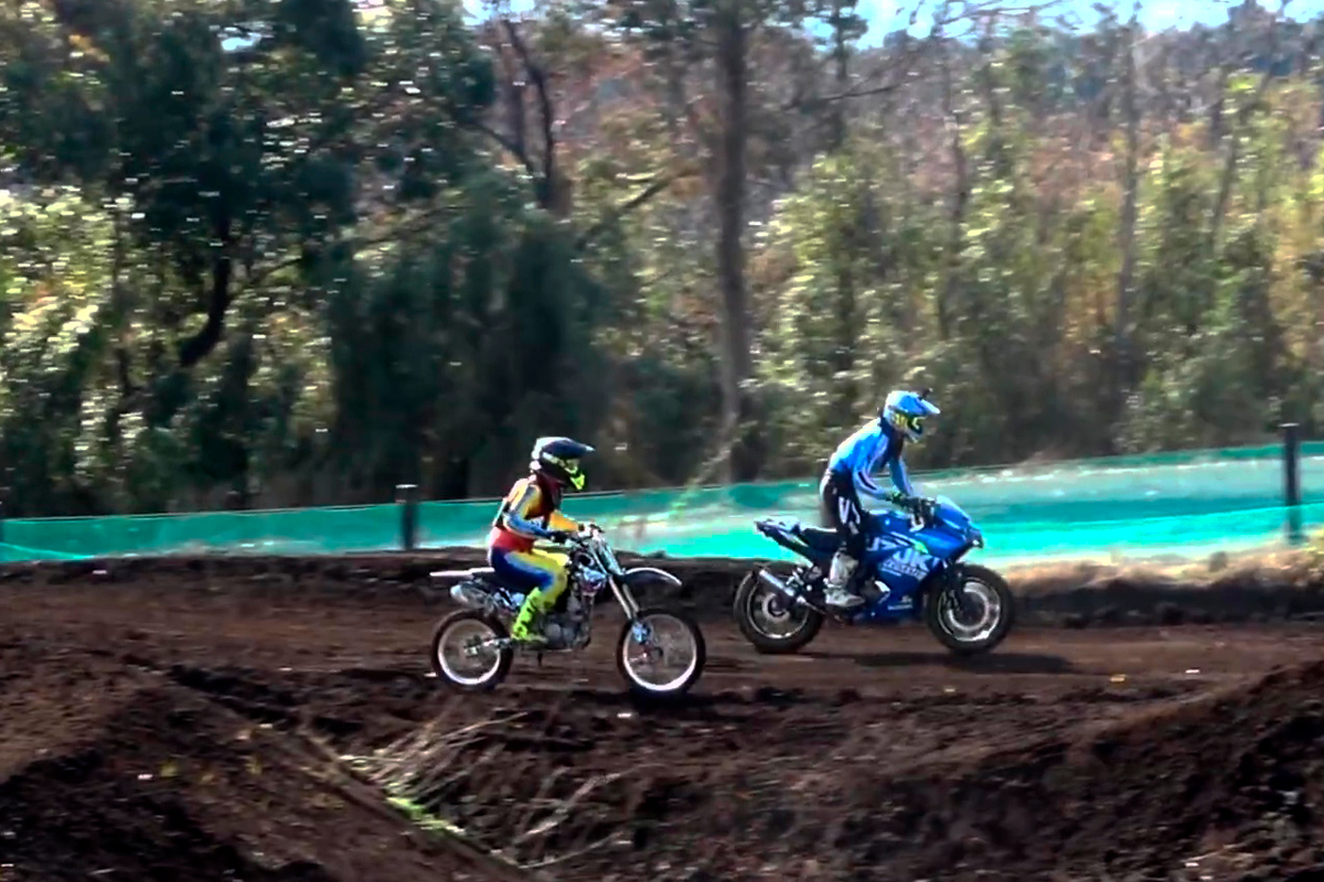Hacer motocross con una moto deportiva no es una buena idea