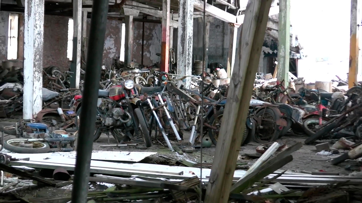 Otra vista del impresionante cementerio de motos abandonadas de Lockport