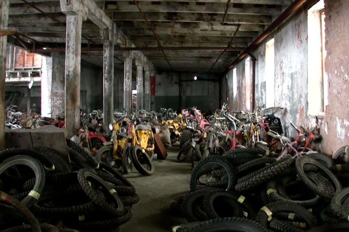 Centenares de motos abandonadas en el cementerio de motos de Lockport