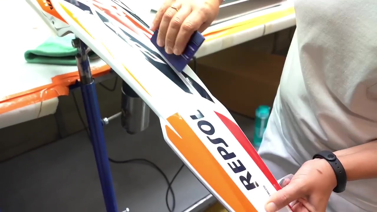 Poniendo los vinilos del carenado