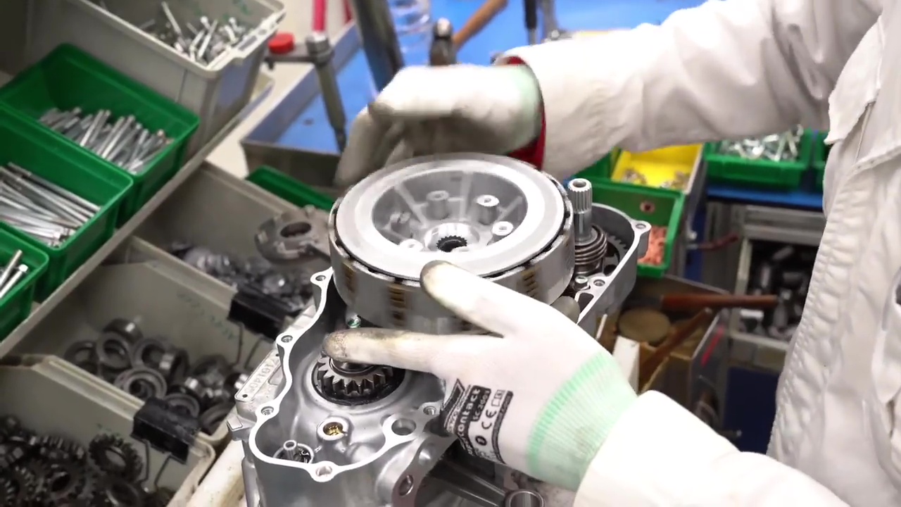 El ensamblaje del motor es una de las tareas más delicadas a la hora de fabricar una moto