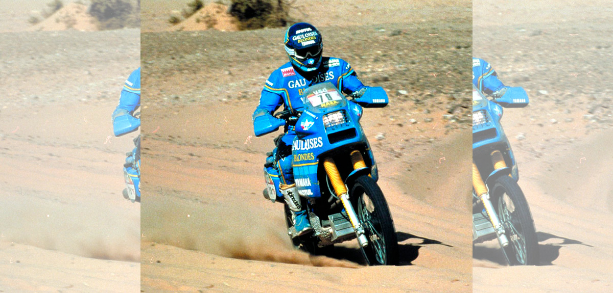 La mítica Yamaha Sonauto con la publicidad de Gauloises Blondes participando en el Rally Dakar de 1986
