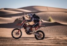 1000 Dunas moto corriendo por el desierto de Marruecos