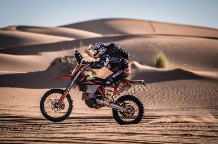 1000 Dunas moto corriendo por el desierto de Marruecos