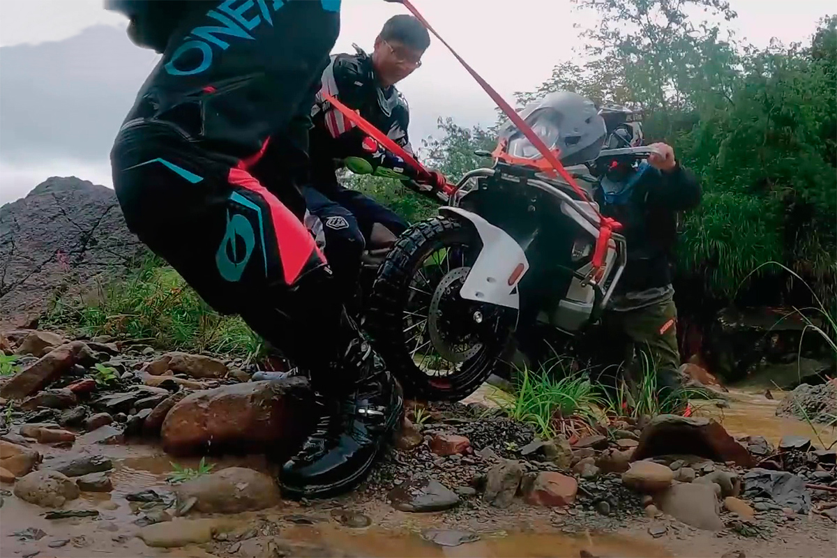 Un poco más y ya tenemos la moto recuperada