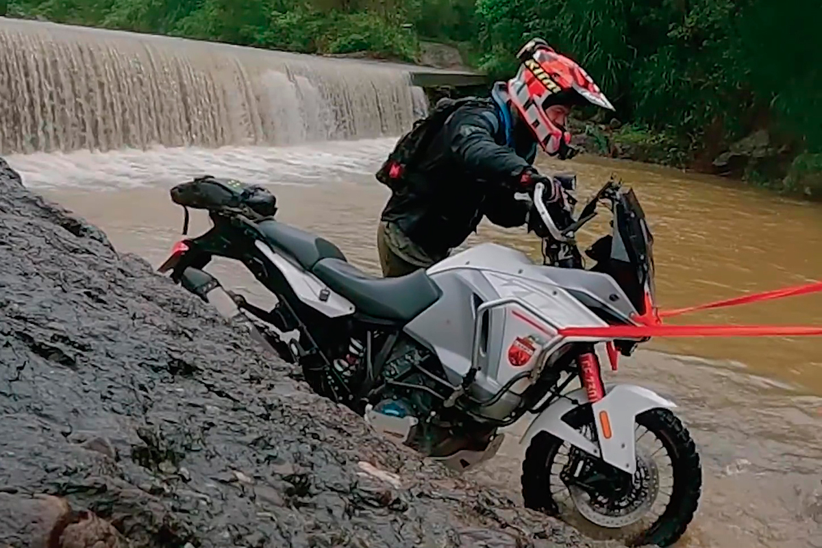 Sí, la moto se cayó por esa cascada