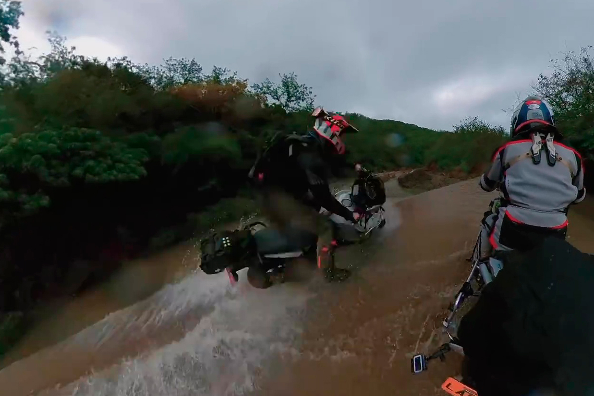Vas tan tranquilo con tu moto cuando... Algo no va bien