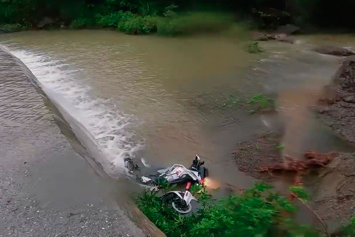 ¡Al río! La moto ha acabado en el río... ¿Y ahora cómo la sacamos?
