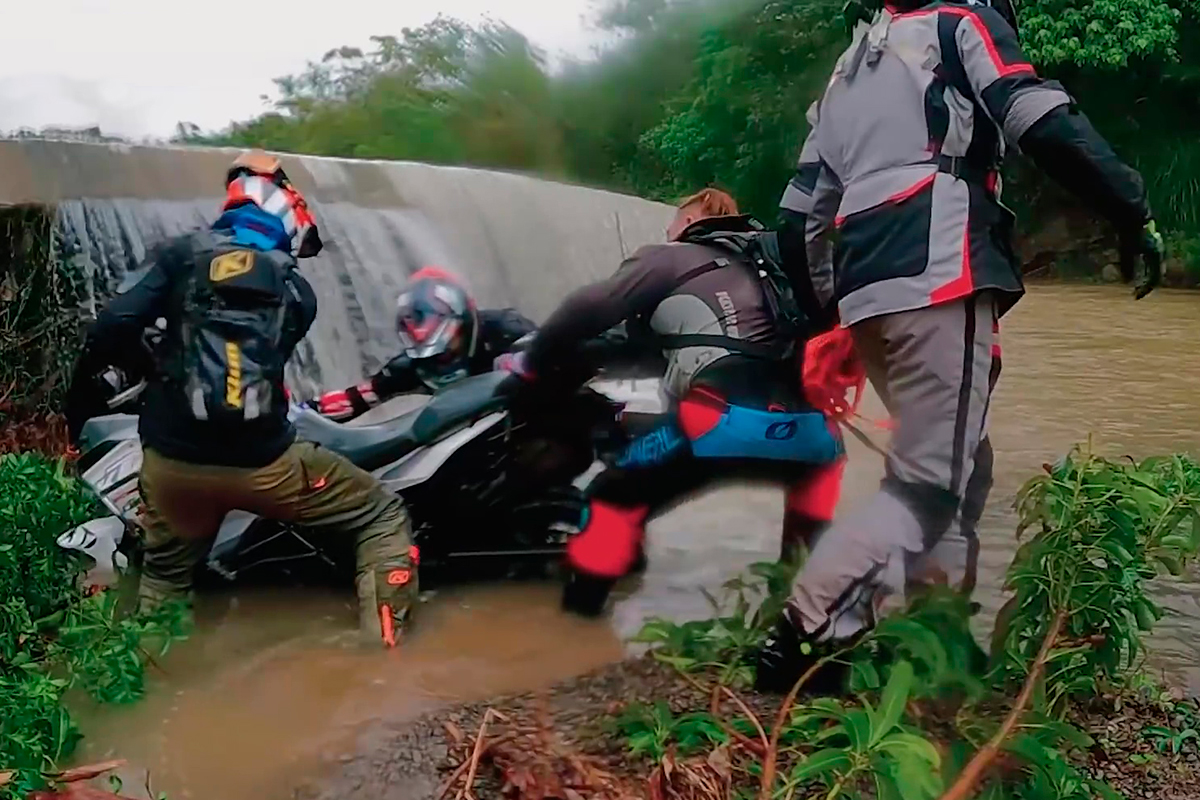 Vamos a recuperar la moto caída del río, anda que...