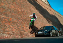 Axell Hodges finaliza su adelantamiento por la pared... Ver para creer
