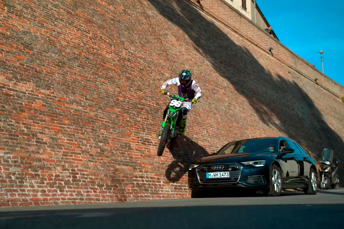 Axell Hodges finaliza su adelantamiento por la pared... Ver para creer