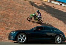 ¿Esto es real? Axell Hodges adelantando a un coche por una pared... Si no viéramos el vídeo diríamos que es Photoshop