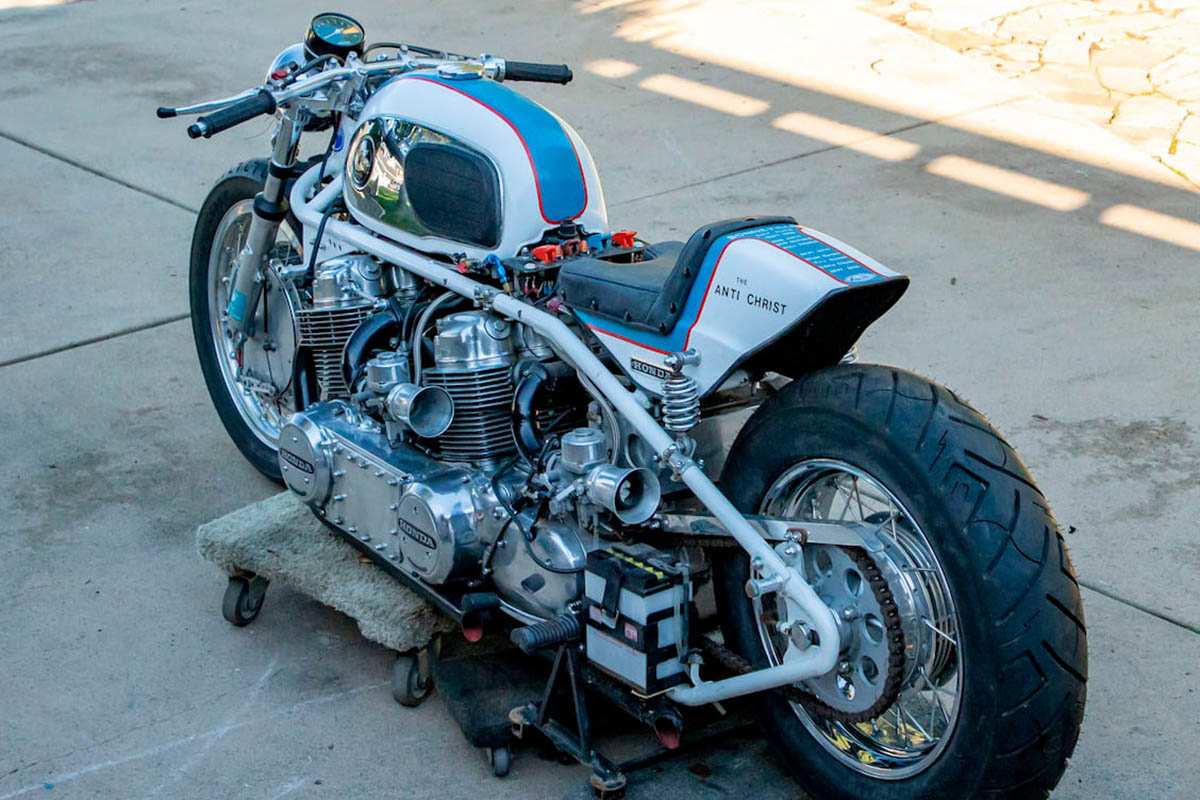 La moto es más larga debido a los dos motores