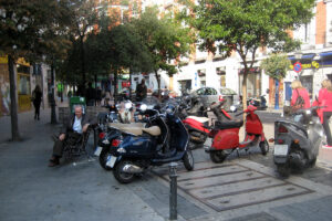 Motocicletas estacionadas en las calles de Madrid