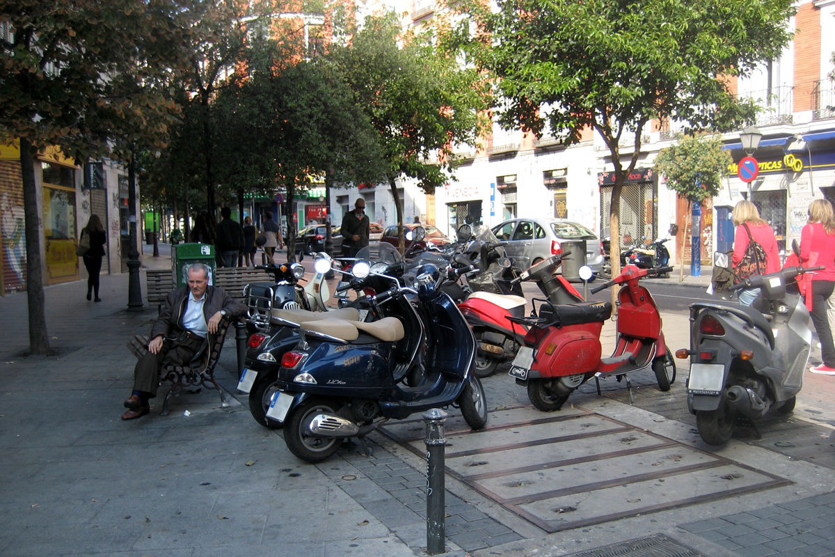 Aparcar motos en las aceras de Madrid sigue estando permitido en varias circunstancias