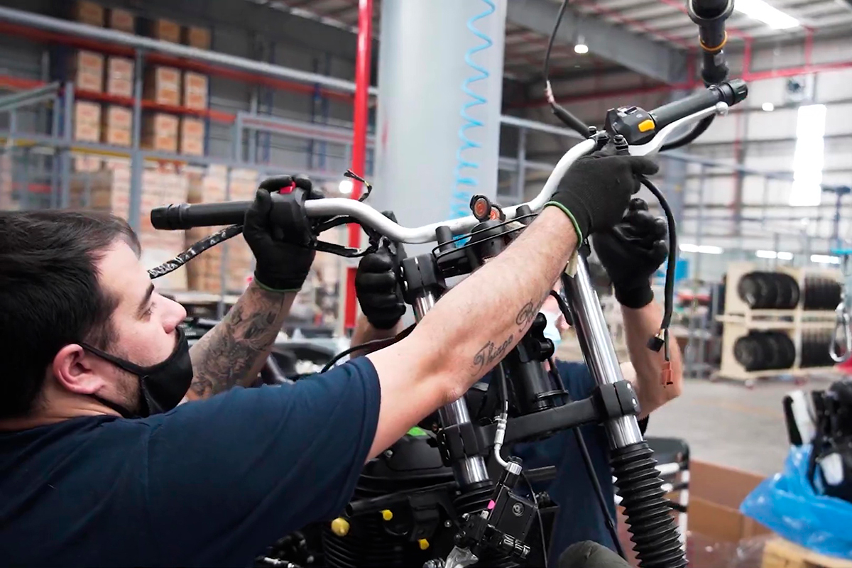 Instalando el manillar de la Royal Enfield Himalayan