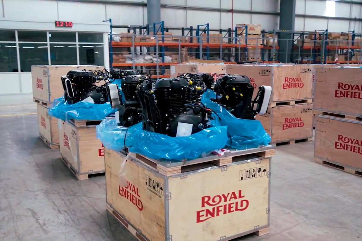 Los motores de la Royal Enfield Himalayan esperando para ser colocados en la moto
