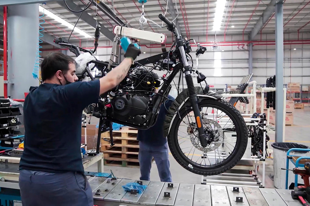 Moviendo la Royal Enfield Himalayan para instalarle el tren trasero