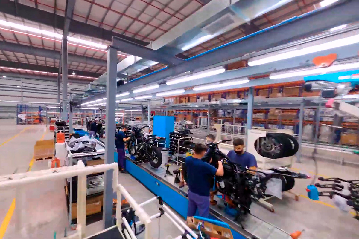 La Royal Enfield Himalayan siendo atendida por los operarios de la fábrica argentina