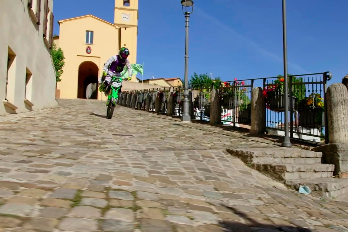 Axell Hodges baja por Tavullia con una sola rueda, ¿para qué necesitas más?