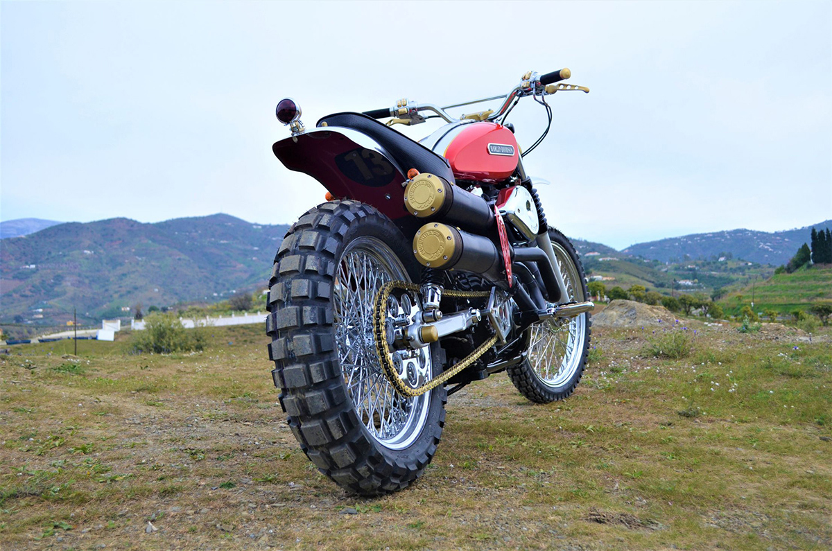 La nueva Bultracker 13 de Lord Drake Kustoms vista por detrás, con nuevos neumáticos de tacos