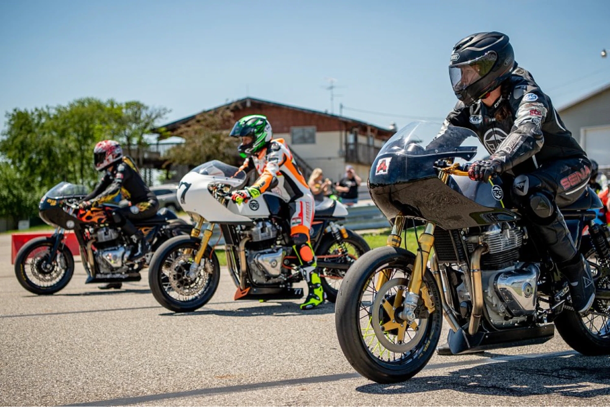 Buscando la mejor salida durante una carrera del BTR Road Racing 2021 de Royal Enfield